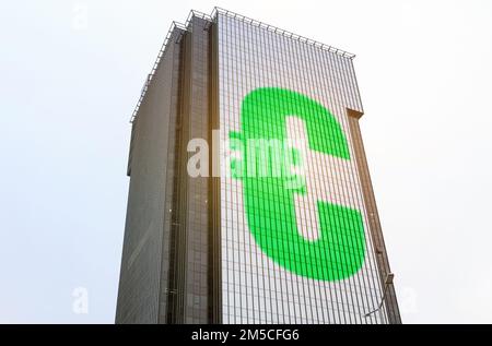 Concept d'entreprise. Un symbole est représenté sur la surface vitrée du bâtiment - euro Banque D'Images