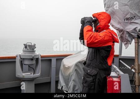 MER DU NORD (1 mars 2022) — le Matelot de 1re classe Nguessan DJE, affecté au destroyer à missiles guidés USS Donald Cook (DDG 75), est à la veille à tribord, 1 mars. Donald Cook est déployé sur le théâtre d'opérations européen et participe à une série d'activités maritimes à l'appui de la flotte américaine 6th et des alliés de l'OTAN. Banque D'Images