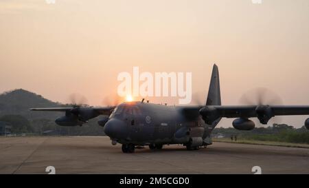 Un avion de transport de combat multimission MC-130J Commando II affecté au 1st Escadron des opérations spéciales, 353rd escadre des opérations spéciales, Est protégé par des avions déployés dans un aérodrome de la province de Lophuri du Royaume de Thaïlande, dans le cadre d'un scénario d'entraînement d'évacuation des blessés lors de l'exercice Cobra Gold 2022 du 1 mars 2022. Le CG 22 est la version 41st de l'exercice international de formation qui soutient l'état de préparation et met l'accent sur la coordination de l'action civique, de l'aide humanitaire et des secours en cas de catastrophe. Du 22 février au 4 mars 2022, cette annonce Banque D'Images