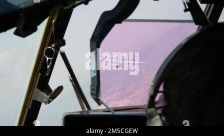 Le pilote d'un avion de transport de combat multimission MC-130J Commando II affecté au 1st Escadron des opérations spéciales, 353rd escadre des opérations spéciales, Observe le navire de tête à travers leur exposition tête haute tout en volant en formation dans le cadre d'un scénario de formation d'évacuation de victimes au cours de l'exercice Cobra Gold 2022 dans la province de Lophuri du Royaume de Thaïlande 1 mars 2022. Le CG 22 est la version 41st de l'exercice international de formation qui soutient l'état de préparation et met l'accent sur la coordination de l'action civique, de l'aide humanitaire et des secours en cas de catastrophe. Du 22 février à 4 mars 2022 Banque D'Images