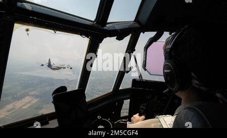 Le pilote d'un avion de transport de combat multimission MC-130J Commando II affecté au 1st Escadron des opérations spéciales, 353rd escadre des opérations spéciales, Observe le navire de tête en volant en formation dans le cadre d'un scénario de formation d'évacuation de victimes au cours de l'exercice Cobra Gold 2022 dans la province de Lophuri du Royaume de Thaïlande 1 mars 2022. Le CG 22 est la version 41st de l'exercice international de formation qui soutient l'état de préparation et met l'accent sur la coordination de l'action civique, de l'aide humanitaire et des secours en cas de catastrophe. Du 22 février à 4 mars 2022, cet événement annuel prend la place de pla Banque D'Images