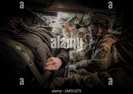 ÉTATS-UNIS Le personnel médical de l'armée affecté au 1st e Escadron, 2D Cavalry Regiment, fournit des services médicaux simulés et transporte le personnel vers un É.-U. Soldat attaché à la Compagnie D, 1-4 Régiment d'infanterie sur la zone d'entraînement du Lest, Slovaquie, 1 mars 2022. Sabre Strike est un exercice multinational du 28 février au 18 mars 2022, qui comprend la participation de 13 pays alliés et partenaires de l'OTAN. L'exercice vise à démontrer les capacités collectives de l'OTAN et à démontrer que nous sommes plus forts ensemble. Banque D'Images