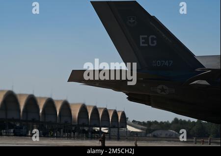 A ÉTATS-UNIS Les taxis de la Force aérienne F-35A Lightning II sur la piste 1 mars 2022, à la base aérienne d'Eglin, en Floride. La mission de la Fighter Wing Wing 33rd est de former et de transformer des avions de combat crédibles pour l’Amérique. Banque D'Images