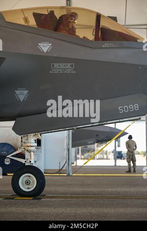 ÉTATS-UNIS Le colonel de la Force aérienne Jonathan Hassell, directeur des opérations du 60th Escadron de chasseurs, se prépare à prendre un taxi sur la piste 1 mars 2022, à la base aérienne d'Eglin, en Floride. L’escadre de combat 33rd a deux F-35A Lightning II FS qui forment des pilotes étudiants pour la Force aérienne de combat. Banque D'Images