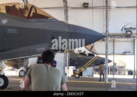 ÉTATS-UNIS Les aviateurs de la Force aérienne préparent un F-35A Lightning II pour le vol 1 mars 2022, à la base aérienne d'Eglin, en Floride. Les avions illustrés proviennent du 60th Escadron d'avions de chasse et du 58th Escadron d'avions de chasse. Banque D'Images