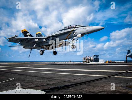 220301-N-UD000-1071 OCÉAN ATLANTIQUE (1 mars 2022) un avion F/A-18 F Super Hornet, affecté au Strike Fighter Squadron (VFA) 103, s'approche du pont de vol du porte-avions USS George H.W. Bague (CVN 77). George H.W. Bush fournit à l'autorité de commandement nationale une capacité de combat flexible et tailleurs par le biais du groupe de grève des transporteurs qui maintient la stabilité et la sécurité maritimes afin d'assurer l'accès, de décourager l'agression et de défendre les intérêts américains, alliés et partenaires. Banque D'Images