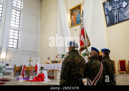 Les soldats polonais sont à l'attention de la troupe lors d'une messe spéciale à Bydgoszcz, en Pologne, au 1 mars 2022. Les habitants de Bydgoszcz ont commémoré le soulèvement polonais contre l'Allemagne pendant la Seconde Guerre mondiale, en tenant une masse spéciale et en posant des couronnes en l'honneur des soldats et des civils polonais tombés. Banque D'Images