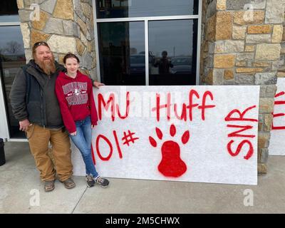 Poolee Marijane D. Huff, originaire de Burlington, Kansas, pose avec son père, Matt Huff, devant une affiche faite pour montrer son soutien lors d'une rencontre de lutte. Huff, un lutteur d'État et volontaire avide dans sa communauté, est classé deuxième dans son championnat de lutte d'État cette année et est la deuxième lutteur féminine de son école à gagner cent matches. M. Huff s'est joint au programme d'entrée retardée du corps des Marines 11 mai 2021 et devrait partir pour la formation des recrues en juin 2022. Banque D'Images