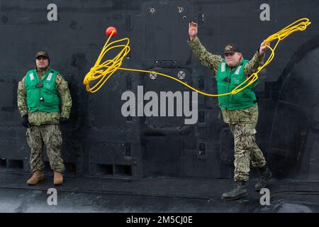 Sonar technicien (sous-marins) 3rd classe Dylan Carpenter lance des lignes tandis que Fire Control Technican 2nd classe Martin Varela regarde des moments après l'arrivée du futur USS Oregon (SSN 793) à la base sous-marine New London à Groton, Connecticut, pour la première fois mardi, 1 mars 2022. Lorsqu'il sera mis en service dans les mois à venir, l'Oregon sera le troisième américain Le navire de la Marine sera nommé pour l'État de 33rd et sera le sous-marin de la classe Virginia de 20th. Banque D'Images