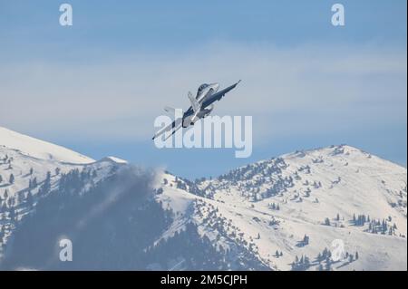 Un F/A-18F Super Hornet vole plusieurs passes à différentes altitudes au-dessus de la piste au cours d'une série de 5G essais avioniques 1 mars 2022, à la base aérienne de Hill, Utah. Une station d'essai mobile 5G a été utilisée pendant les essais dans le cadre de la démonstration pour mettre en œuvre 5G technologies sans compromettre la sécurité des aéronefs militaires et civils. Banque D'Images