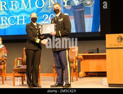 220301-N-PP965-1053 NEWPORT, R.I. (1 mars 2022) Président des États-Unis Shoshana S. Chatfield, SMA arrière du Collège de guerre navale, organise une cérémonie de remise des diplômes et présente son diplôme à l'Auditorium Spruance, 1 mars 2022. Les étudiants du Collège de guerre navale et du Collège de commandement et d'état-major naval ont été reconnus pour leurs réalisations et ont obtenu une maîtrise ès arts en sécurité nationale et en études stratégiques ou une maîtrise ès arts en défense et en études stratégiques au cours de la cérémonie. Banque D'Images