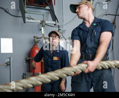 BASE NAVALE DE GUAM (2 mars 2022) Administration de l'entretien de l'aviation 3rd classe Lizbeth Guerreo, de San Diego, exploite un contrôleur de capstain sur le fantail comme le porte-avions de la classe Nimitz USS Abraham Lincoln (CVN 72) amarre à la base navale de Guam pour une visite de port. Abraham Lincoln Strike Group est en cours de déploiement prévu dans la zone d'exploitation de la flotte américaine 7th afin d'améliorer l'interopérabilité par le biais d'alliances et de partenariats tout en servant de force de réaction prête à l'emploi pour soutenir une région libre et ouverte d'Indo-Pacifique. Banque D'Images