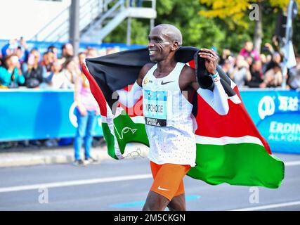 Pékin, Chine. 25th septembre 2022. Photo de fichier prise le 25 septembre 2022 montre Eliud Kipchoge du Kenya célèbre après le Marathon de Berlin 2022 à Berlin, en Allemagne. Sur 25 septembre, Eliud Kipchoge, deux fois champion olympique du Kenya, a pointé deux heures, une minute et neuf secondes pour remporter le marathon de Berlin 2022, battant son propre record du monde établi en 2018 par 30 secondes. Crédit: REN Pengfei/Xinhua/Alay Live News Banque D'Images