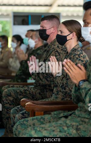 ÉTATS-UNIS Corps de marine 1st. Le lieutenant Michelle Traub, officier d'ingénieur de combat au 9th Engineer support Battalion, 3rd Marine Logistics Group, assiste à la cérémonie d'ouverture d'une nouvelle salle de classe lors de l'exercice Cobra Gold 2022 à l'école Wat Khlong Takian, Chanthaburi, Royaume de Thaïlande, 2 mars 2022. Les Marines de l'ESB de 9th, aux côtés des forces armées de Singapour et du corps royal thaïlandais des Marines, ont construit une nouvelle salle de classe pendant l'exercice pour l'école Wat Khlong Takian, une école primaire dans le district de Khao Khitchakut. Traub a servi comme officier en charge des 9th ESB Marines qui ont contribué à la construction de l' Banque D'Images