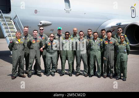 INS DEGA, Inde (2 mars 2022) – CDR. Timothy Bierbach, officier exécutif de l’escadron de patrouille (VP) 47, «Golden Swordmen», et les membres de l’équipage posent pour une photographie avec des membres de la Marine indienne avant un vol pour ‘MILAN 2022’ sur la ligne de vol à INS Dega, Inde, 2 mars 2022. Le VP-47 est actuellement déployé à la NAF Misawa, au Japon, dans le cadre d'opérations de patrouille maritime et de reconnaissance et de proximité de théâtre au sein de la zone d'opérations de la flotte américaine 7th (C7F) à l'appui du commandant de la Force opérationnelle 72, C7F et des États-Unis Objectifs du Commandement Indo-Pacifique dans toute la région. Banque D'Images