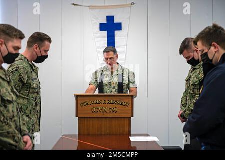 Cmdr. Lt. David HAP, aumônier, prie pendant un service de mercredi des cendres pour les marins affectés au porte-avions, unité de prémise en service (PCU) John F. Kennedy (CVN 79) , 2 mars. John F. Kennedy, deuxième porte-avions de la classe Ford, est en construction au chantier naval Huntington Ingalls Industries Newport News de Newport News, en Virginie. Banque D'Images