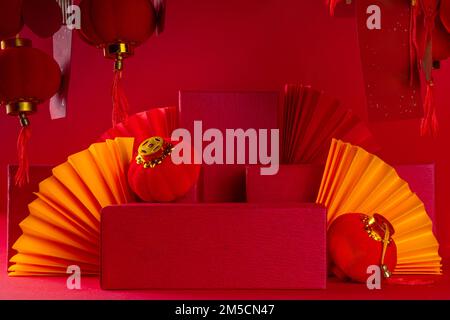 Arrière-plan du nouvel an chinois, affichage sur pied du podium des produits, avec lanternes chinoises festives, fans de papier et affiches traditionnelles du nouvel an pour W Banque D'Images