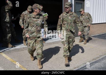 ÉTATS-UNIS Armée Brig. Le général Justin L. Mann, directeur du personnel conjoint, Garde nationale de l'Indiana, et États-Unis Le colonel de la Force aérienne, Tami A. Saylor, commandant de l'aile, 181st, aile du renseignement, se confond lors d'une visite de la base le 2 mars 2022. Au cours de la visite, Mann a rencontré les dirigeants de l'aile pour en savoir plus sur l'aile. Banque D'Images