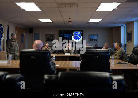 ÉTATS-UNIS Armée Brig. Le général Justin L. Mann, directeur du joint-staff de la Garde nationale de l'Indiana, à droite, écoute les États-Unis Le colonel de la Force aérienne, Tami A. Saylor, commandant de l'aile 181st de l'aile du renseignement, présente les capacités et les plans futurs de la 181st IW lors d'une visite de la base le 2 mars 2022. Duirng la tournée, Mann a rencontré Airman pour en savoir plus sur leurs emplois. Banque D'Images