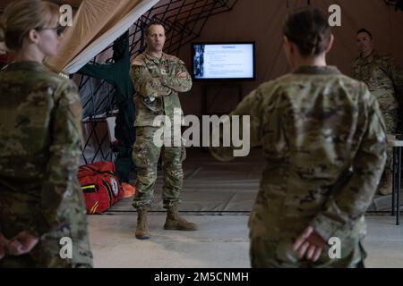 ÉTATS-UNIS Armée Brig. Le général Justin L. Mann, directeur du personnel conjoint de la Garde nationale de l'Indiana, écoute les États-Unis Le lieutenant-colonel de la Force aérienne, Jennifer McKay, 181st Medical Group, explique les capacités de l'OMD 181st lors d'une visite de la base le 2 mars 2022. Au cours de la visite, Mann a rencontré les dirigeants de l'aile pour en savoir plus sur l'aile. Banque D'Images