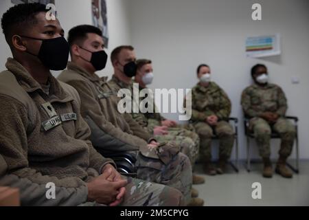 ÉTATS-UNIS Soldats de la Réserve de l'armée du détachement de génie de 593rd (lutte contre les incendies), et de service actif aux États-Unis ArmySoldiers, du 2nd e Escadron, 2nd Cavalry Regiment Écoutez une discussion sur l'amélioration de la logistique avec le colonel KendryckTraylor, Groupe de soutien de zone - Seacommander Noire, après leur participation à une évacuation médicale, dans la zone d'entraînement de Novo Selo, en Bulgarie, au 2 mars 2022. L'équipe a reçu une pièce du commandant qui les a reconnus pour avoir réussi à stabiliser et à transporter un soldat ayant besoin d'un échelon supérieur de soins médicaux au Centre médical régional de Landstul. Banque D'Images