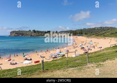 Avalon Beach à Sydney, journée d'été chargée à la plage de Sydney avec ciel bleu et soleil, Nouvelle-Galles du Sud, Australie Banque D'Images