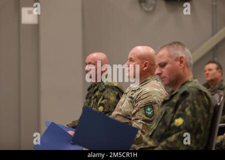 Commandant américain de la composante terrestre alliée de l'OTAN Le général Roger Cloutier (au milieu) et le général Mihail Popov (à gauche) Brig de la Force terrestre bulgare. Le général Stoyan Shomov (à droite) assiste à une réunion d'information sur 3 mars 2022 à l'aire d'entraînement de Novo Selo, Bulgarie. La zone d'entraînement Novo Selo est un centre d'entraînement exploité par le Groupe de soutien de zone - Mer Noire et est utilisé pour mener des exercices d'entraînement militaire tout en favorisant les relations bilatérales avec les Forces terrestres bulgares. Banque D'Images