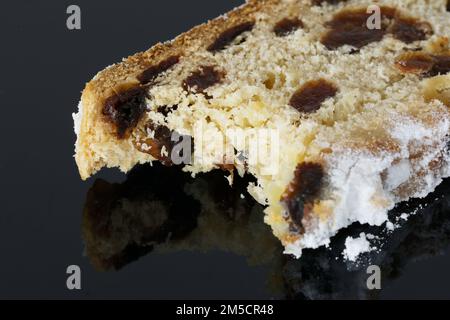 Gros plan d'une tranche de stollen de Noël qui a été mordue dans Banque D'Images