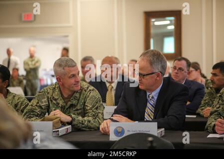 PENSACOLA, Floride (2 mars 2022) le capitaine Douglas J. Pegher, commandant du Centre des forces de sécurité, à gauche, et Larry A. McFarland, directeur exécutif du CCA, à droite, parlent d'une brève présentation au Commandement de l'éducation et de l'instruction navales (CTNE), au printemps hors site de la Station aérienne navale de Pensacola. La réunion a été l’occasion pour les dirigeants du domaine du développement de la Force des RH de NETC/MyNavy de discuter d’une gamme de priorités et de questions qui s’étendent de l’autre côté de la mission « rue à la flotte » de recrutement, de formation et de livraison de combattants prêts au combat à la flotte. Banque D'Images