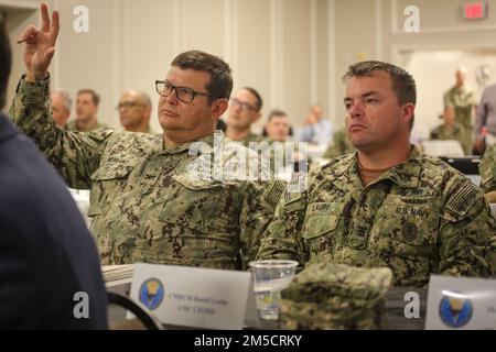 PENSACOLA, Floride (2 mars 2022) le capitaine Dean A. Muriano, commandant du Centre de la fin de la journée et de la plongée, à gauche, lève la main pour offrir ses idées pendant le printemps hors site de la CTEC à la Station aérienne navale de Pensacola, tandis que lui et le chef de commandement Daniel Laube, à droite, écoutent une brève présentation. La réunion a été l’occasion pour les dirigeants du domaine du développement de la Force des RH de NETC/MyNavy de discuter d’une gamme de priorités et de questions qui s’étendent de l’autre côté de la mission « rue à la flotte » de recrutement, de formation et de livraison de combattants prêts au combat à la flotte. Banque D'Images