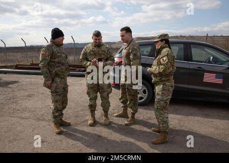 ÉTATS-UNIS Des soldats de l'armée du bataillon de manœuvre, Commandement régional de la KFOR-est, examinent des images lors d'une inspection de la centrale électrique de la Société de l'énergie du Kosovo - Kosova B près de Pristina, Kosovo, 2 mars 2022. Les données recueillies lors des visites à la station de combustion de lignite aident les dirigeants à évaluer le risque tactique que cette usine pourrait poser à la zone de responsabilité du Commandement régional est. Banque D'Images