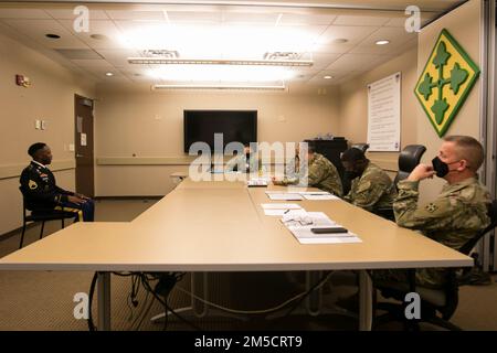 Le sergent d'état-major Savon Tiree Hollimon, un scout de cavalerie du 1st Bataillon 68th Armour Regiment, 3rd Armored Brigade combat Team, 4th Infantry Division, répond aux questions pendant le conseil du Sergent Audie Murphy Club tenu dans le 4th Inf. Div. Siège social à fort Carson, Colorado, 2 mars 2022. Les participants présents au conseil répondent aux questions axées sur l'histoire de la SAMC et la connaissance du Maj. Audie Murphy à la retraite. Banque D'Images