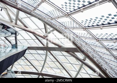 Astana, Kazakhstan - 10.22.2022 : coupole de verre de la sphère Nur-Alem dans le parc des expositions EXPO 2017. Toit en verre avec petits panneaux solaires et niveaux de Banque D'Images