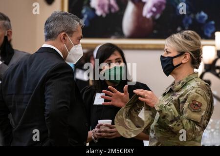 Brig. Le général Caroline Miller, commandant de la 502d Escadre de la base aérienne et de la base conjointe de San Antonio, s'entretient avec le maire de San Antonio, Ron Nirenberg, et le Dr Adriana Rocha Garcia, District 4 du Conseil municipal avant l'événement sur l'état de la JBSA, 2 mars 2022, à la JBSA-Lackland, Texas. Les chefs militaires de la communauté et de la JBSA ont reçu un résumé des activités de la JBSA en 2021 ainsi qu’une mise à jour de son statut futur. Banque D'Images