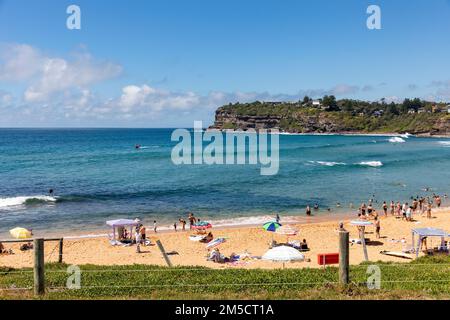 Journée d'été reposante et ensoleillée à Avalon Beach à Sydney, Nouvelle-Galles du Sud, Australie avec espace de copie bleu ciel Banque D'Images