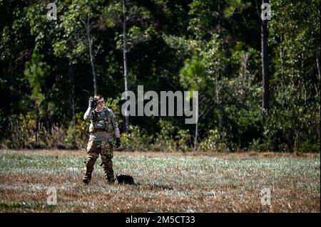 ÉTATS-UNIS Le Sgt Ryan Reichert, de l'escadron de sauvetage spécial 41st, utilise une radio lors de l'entraînement de sauvetage pour le Tigre 22-01 prêt à l'exercice près de la base aérienne Moody, en Géorgie (2 mars 2022). Les pilotes ont pratiqué une nouvelle technique de recherche en affinage sur le signal radio de Reichert, appelé recherche de direction. Ready Tiger est un exercice de l’escadre principal qui vise à tester la capacité de Moody à employer des escadrons de base aérienne pour aider à produire de la puissance aérienne en aval et à maintenir le commandement et le contrôle dans les environnements contestés. Banque D'Images