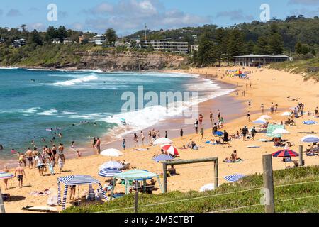 Avalon Beach à Sydney, journée d'été chargée à la plage de Sydney avec ciel bleu et soleil, Nouvelle-Galles du Sud, Australie Banque D'Images