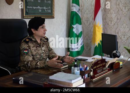 Le Maj Muzhda, commandant de bataillon de Peshmerga, informe les membres de l'équipe de conseillers du commandement conjoint (JOCAT), Force opérationnelle interarmées combinée - opération Inhmentheny Resolve, de l'histoire du bataillon à Sulaymaniyah (Iraq), 2 mars 2022. Le JOCAT a visité le bataillon féminin de peshmerga pour les sensibiliser et les conseiller sur les améliorations possibles au bataillon. Banque D'Images