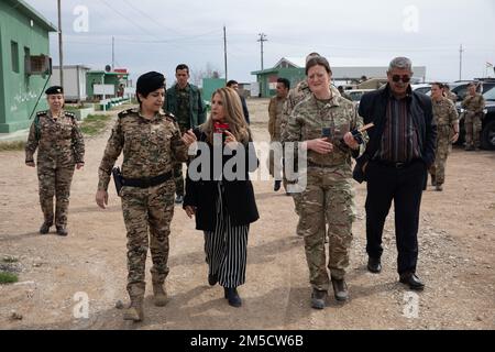 Le Maj Muzhda, commandant de bataillon féminin de Peshmerga, fait une visite des installations du bataillon féminin de Peshmerga à l'équipe de conseillers du commandement conjoint (JOCAT) qui les rend visite à Sulaymaniyah, en Irak, le 2 mars 2022. Le JOCAT a visité le bataillon féminin de peshmerga pour les sensibiliser et les conseiller sur les améliorations possibles au bataillon. Banque D'Images