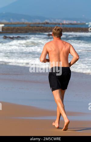 Jogging sur la plage d'Uhabia. Activités de vacances. Bidart, littoral basque, France Banque D'Images