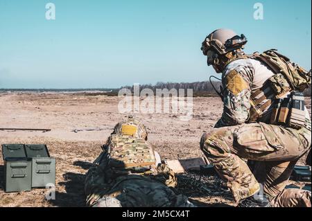 ÉTATS-UNIS Les opérateurs de tactiques spéciales de la Force aérienne affectés à l'escadre des opérations spéciales de 352d ont déclenché une mitrailleuse légère de M249 pendant l'entraînement de préparation en Pologne, au 2 mars 2022. Le Commandement des opérations spéciales des États-Unis en Europe est préparé et placé stratégiquement pour apporter rapidement un soutien aux alliés et partenaires de l'OTAN et se défendre contre toute agression visant à maintenir la stabilité et la sécurité en Europe. Banque D'Images