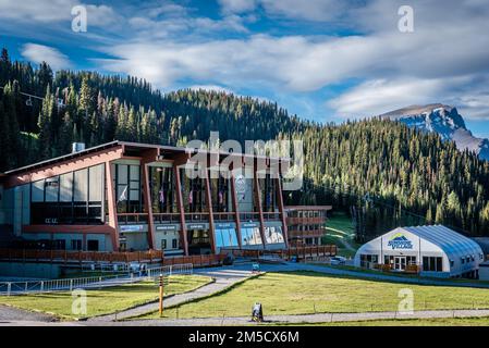 Sunshine Village (Alberta) - 6 août 2022 : montagnes Rocheuses entourant le Centennial Lodge et le centre d'expérience d'été du Sunshine Village Resort Banque D'Images