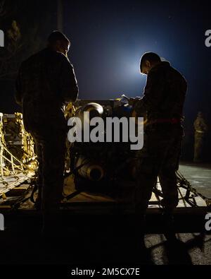 ÉTATS-UNIS Des aviateurs de l'escadron de préparation logistique 18th vérifient que les munitions sont comptabilisées tout en participant à un paquet tactique d'intervention rapide d'aéromunitions lors d'un exercice de routine à la base aérienne de Kadena, au Japon, en 2 mars 2022. Conçue pour évaluer la capacité de Kadena à accomplir sa mission d'assurer un Indo-Pacific libre et ouvert, cette formation fait partie de la routine de préparation de l'aile pour les États-Unis Les bases de la Force aérienne dans le monde entier. Banque D'Images