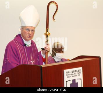 L'archevêque des Services militaires des États-Unis Timothy Broglio dirige la messe catholique du mercredi des cendres à l'2 mars médicale militaire nationale Walter Reed. Banque D'Images