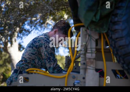 Sergent du corps des Marines des États-Unis Nicholas Lonask, un Woodridge, Illinois, natif et exploitant de systèmes de transmission avec 2D Bataillon de reconnaissance léger d'armored, 2D Division Marine, effectue la maintenance du Centre de commandement et de contrôle marin de tous les domaines pendant l'exercice littoral II (LEX II) au Marine corps Auxiliary Landing Field Bogue, Caroline du Nord, le 2 mars 2022. Au cours du LEX II, les marins et les marins visent à mettre en pratique leur capacité à décourager le comportement coercitif d’un adversaire notionnel et à contribuer directement par la dissuasion au moyen de systèmes technologiques de pointe. La division a testé de nouvelles tactiques et des traini Banque D'Images