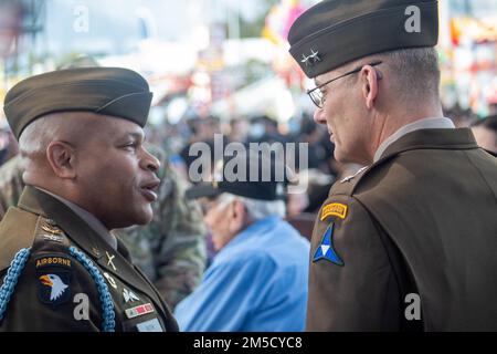 Le général de division Steven Gillan, commandant adjoint, III Armored corps, s'entretient avec le colonel Stephen G. Ruth, directeur de la Force opérationnelle SORD (détachement de recrutement d'officiers stratégiques) au ROTC de l'Armée de terre à l'exposition d'élevage de Houston et à la Journée d'appréciation des Forces armées de rodéo, ici, 2 mars 2022. Chaque année, le Houston Livestock Show and Rodeo invite des centaines d'hommes et de femmes du service militaire au rodéo pour une journée d'honneur de leur sacrifice pour notre pays. Plus de 500 soldats et leurs familles de l'autre côté de fort Hood, au Texas, ont assisté à l'événement. Banque D'Images