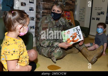 ÉTATS-UNIS Force aérienne Brig. Le général Caroline M. Miller, commandant de la 502nd Escadre de la base aérienne et de la base interarmées San Antonio, prend le temps de lire aux enfants du JBSA-fort Sam Houston Child Development Centre 2 mars 2022. Banque D'Images