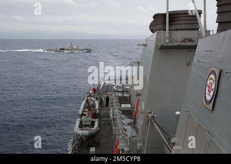 220302-N-UN585-1131 LIMASSOL, Chypre (2 mars 2022) le navire de patrouille chypriote offshore, le Commodore Andreas Ioannides (P 61), à gauche, effectue des manœuvres navales avec le destroyer de missiles guidés de la classe Arleigh Burke USS Ross (DDG 71) qui quitte le port de Limassol, à Chypre, au 2 mars 2022. Ross, déployé à Rota, en Espagne, est en patrouille en 12th aux États-Unis Sixième zone d'opérations de la flotte à l'appui des alliés et partenaires régionaux et des intérêts américains en matière de sécurité nationale en Europe et en Afrique. Banque D'Images