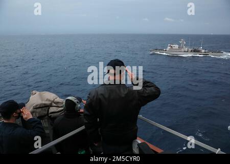 220302-N-UN585-1236 LIMASSOL, Chypre (2 mars 2022) des marins affectés au destroyer de missiles guidés de classe Arleigh Burke USS Ross (DDG 71) rendent hommage au navire de patrouille chypriote offshore Commodore Andreas Ioannides (P 61) alors que Ross quitte le port de Limassol, Chypre, 2 mars 2022. Ross, déployé à Rota, en Espagne, est en patrouille en 12th aux États-Unis Sixième zone d'opérations de la flotte à l'appui des alliés et partenaires régionaux et des intérêts américains en matière de sécurité nationale en Europe et en Afrique. Banque D'Images