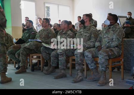 Les membres des services conjoints assistent à un briefing lors de la grève des sabre 22 à Camp Slavia, Slovaquie, 2 mars 2022. Sabre Strike 22 est un exercice multinational du 28 février au 18 mars 2022, qui comprend la participation de 13 pays alliés et partenaires de l'OTAN. L'exercice vise à démontrer les capacités collectives de l'OTAN à opérer dans des conditions austères et à démontrer que nous sommes plus forts ensemble. Banque D'Images